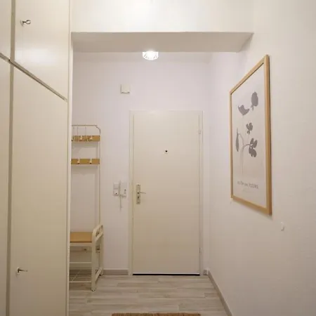 Апартаменты Dein Flughafen Messe Nahe Duesseldorf 2 *